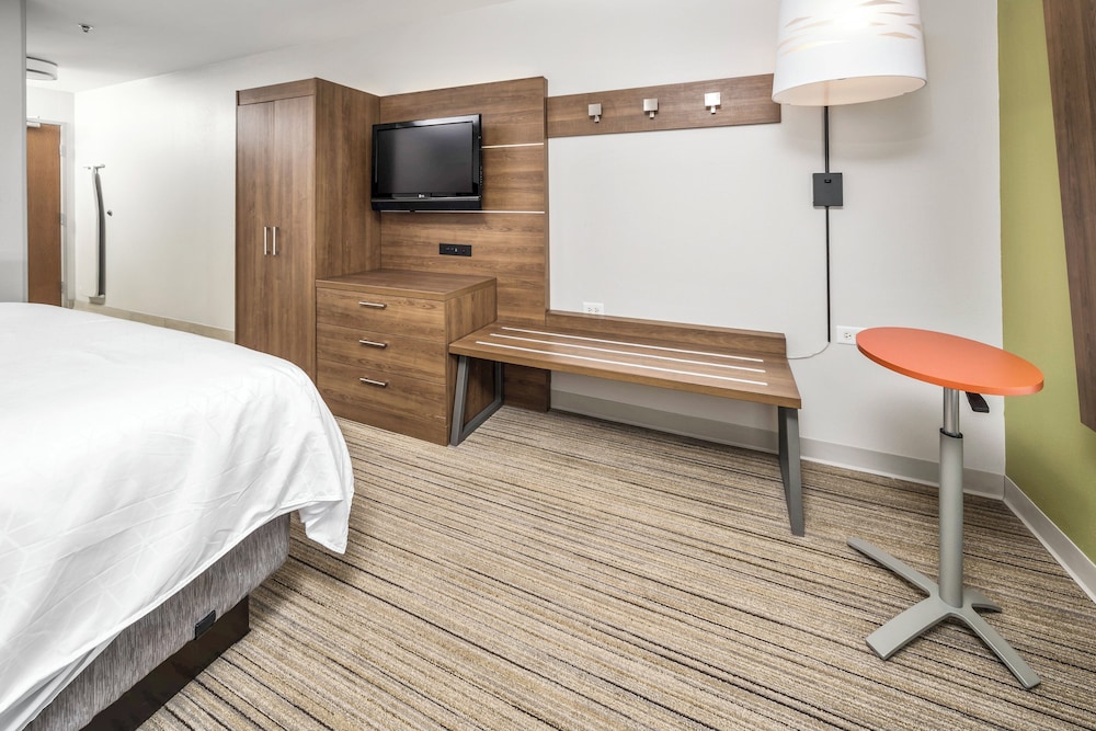 غرفة قياسية بسرير كينج بمنطقة جلوس، Holiday Inn Express Indianapolis South 8/10