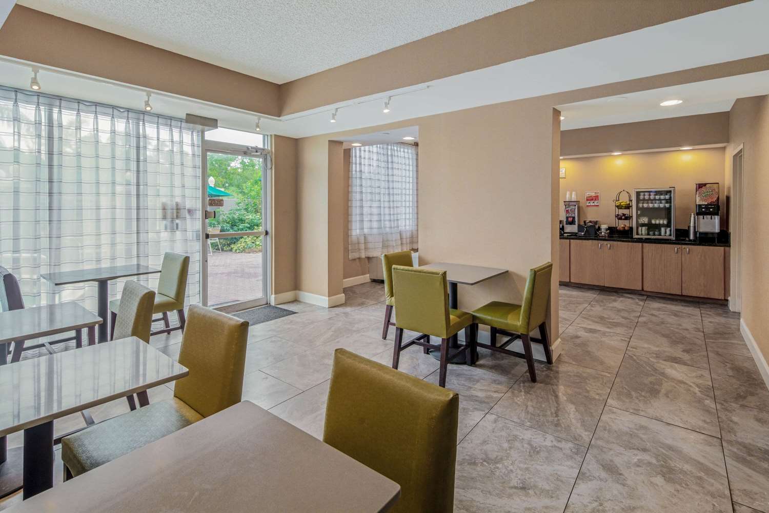 La Quinta Inn Suites By Wyndham Naples Downtown 32/48