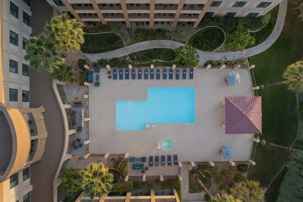 Courtyard Santa Clarita Valencia 47/49