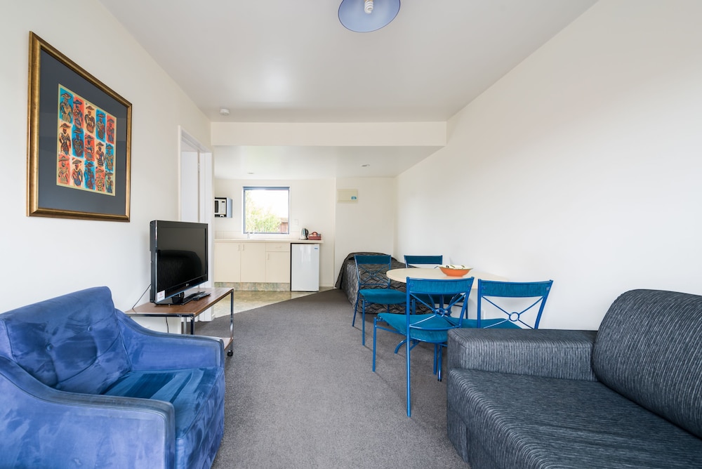 ANNABELLE COURT MOTEL 18/33