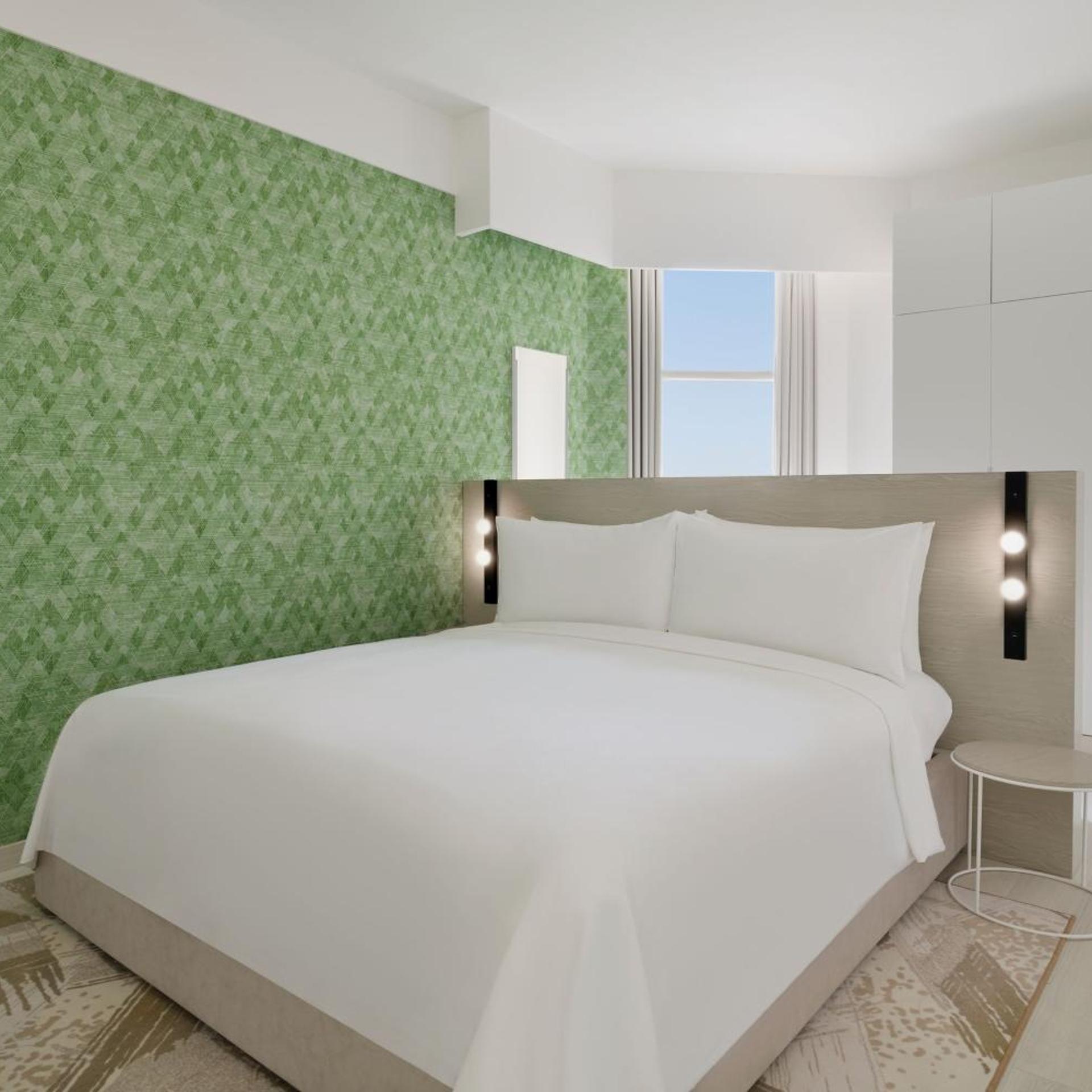 استوديو كبير بسرير كينج بإطلالة جزئية على البحر، Element West Bay Doha 2/7