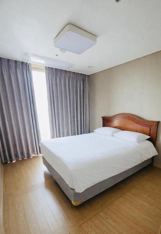 Hill, 2 Double Beds, Terrace
