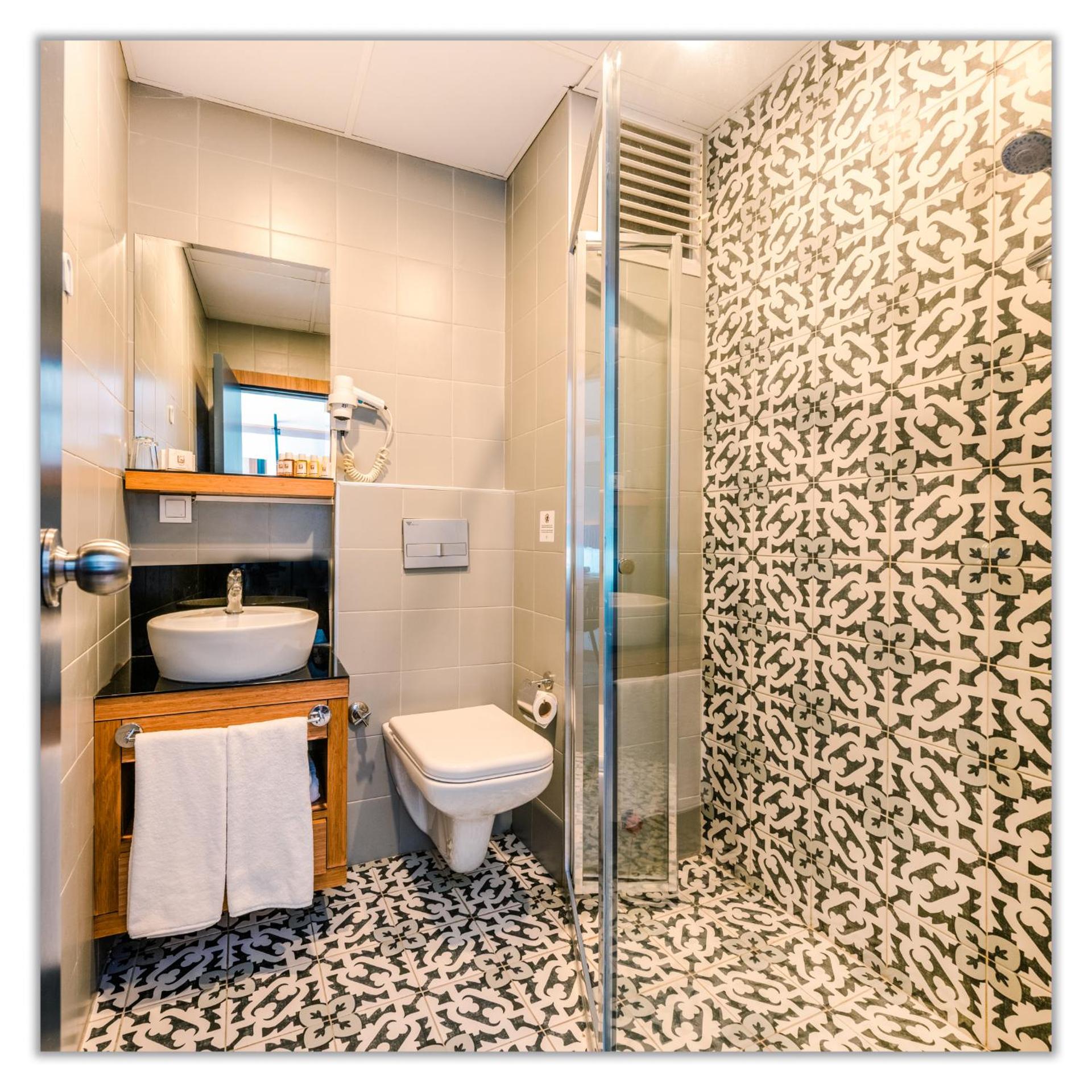 Lara Atalla Hotel 38/39