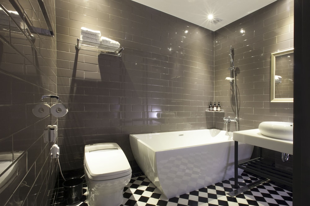 Brown Dot Hotel 38/39