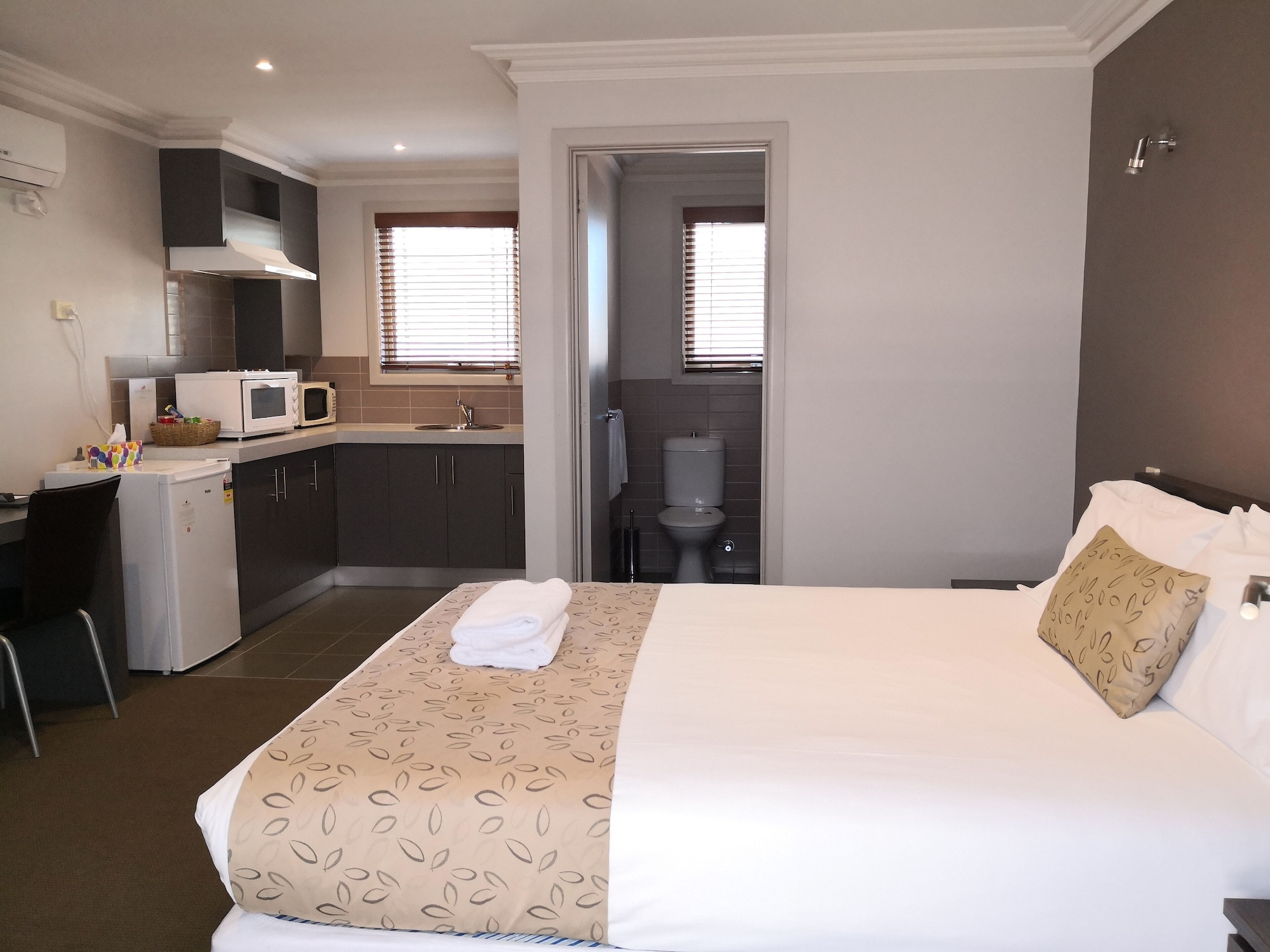 Standard, Queen Bed