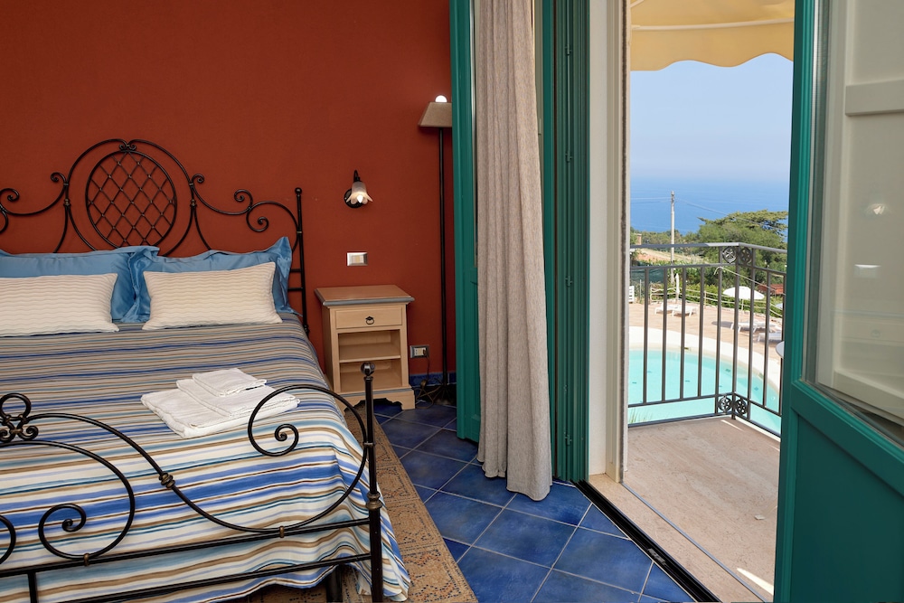 EXECUTIVE, DOUBLE BED, SEA VIEW