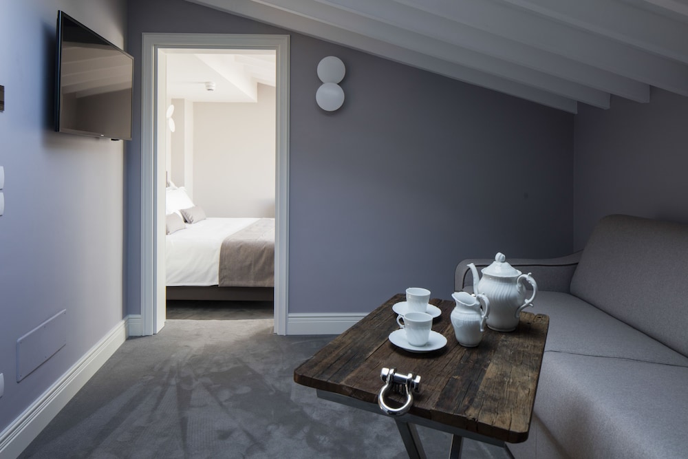 The Frame Hotel 35/46
