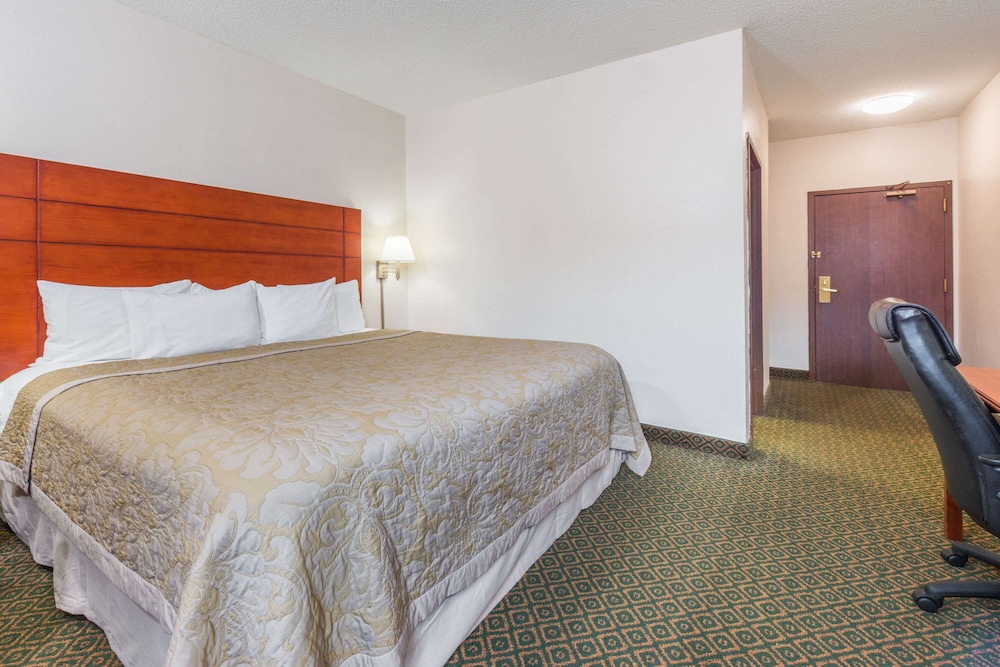 Super 8 By Wyndham St Charles 13/25