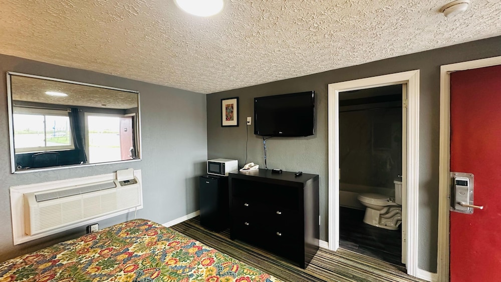 Catalina Airport Motel 6/42