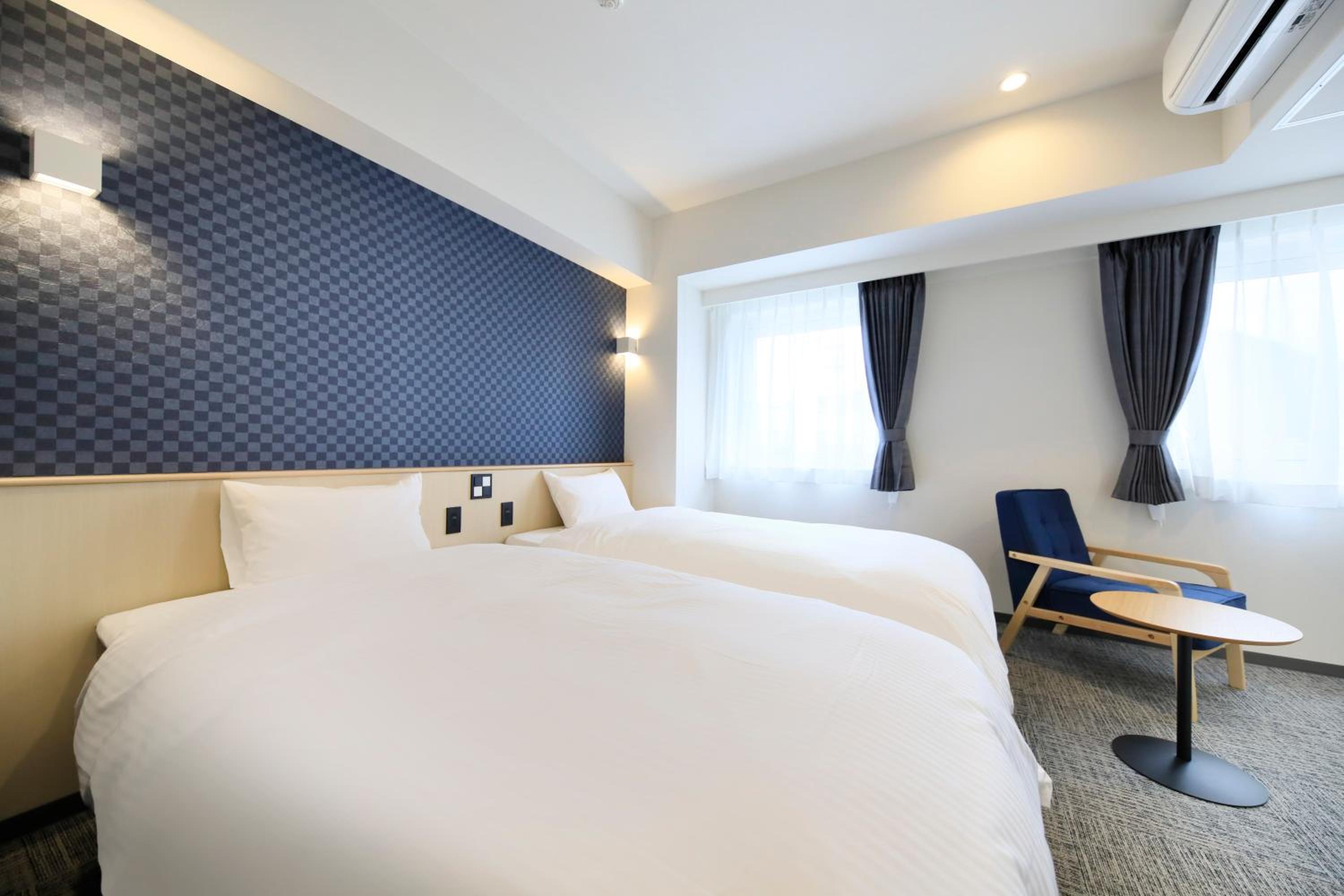 ROOM, TWIN BEDS