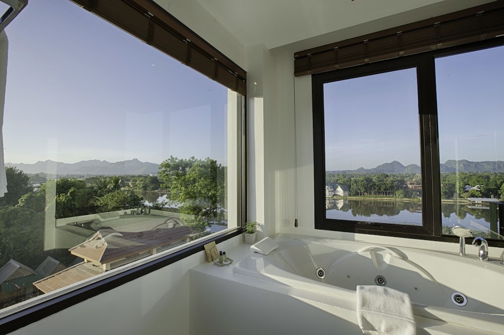 Natee the Riverfront Hotel Kanchanaburi 37/38