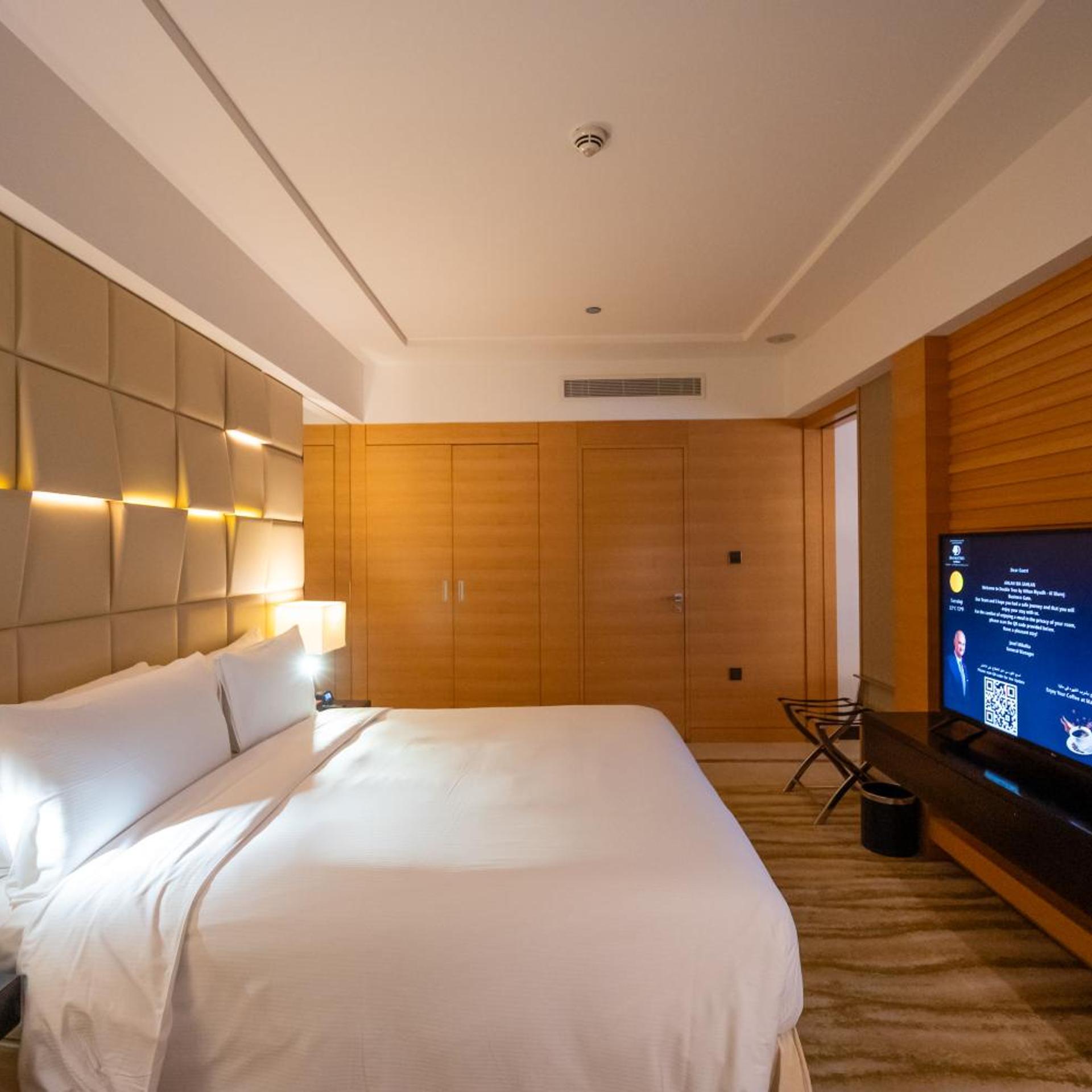 Guest Room, King Bed, Front View