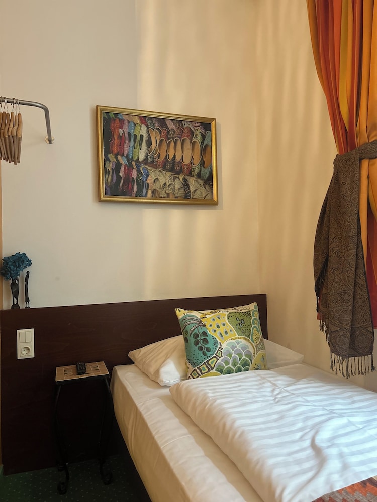 ROOM, SINGLE