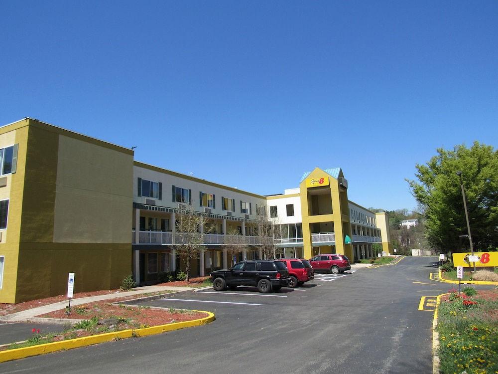 Super 8 by Wyndham New Cumberland 56/64