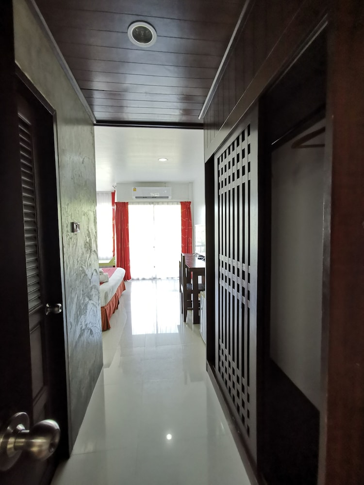 Nana Beach Hotel 48/80