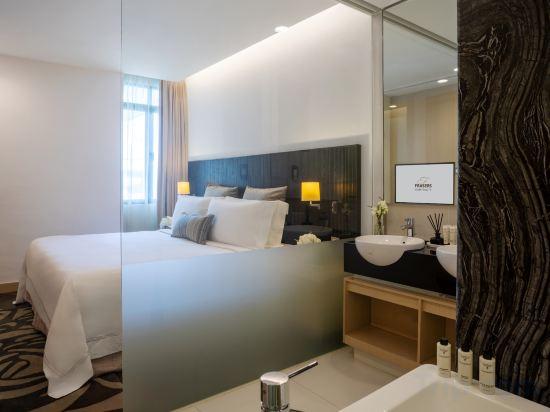 2 Bedrooms, Deluxe, King and Queen Bed