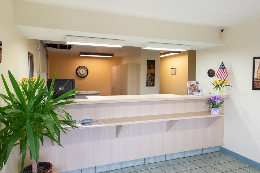 Days Inn by Wyndham New Philadelphia 8/36