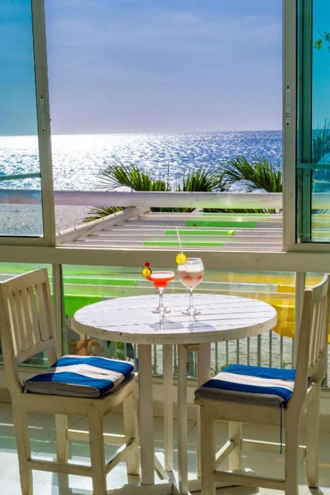 Hotel Santorini Express y Cabanas 67/81