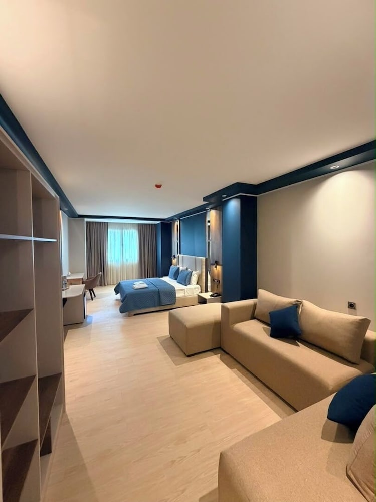 LB Suite Hotel 38/51