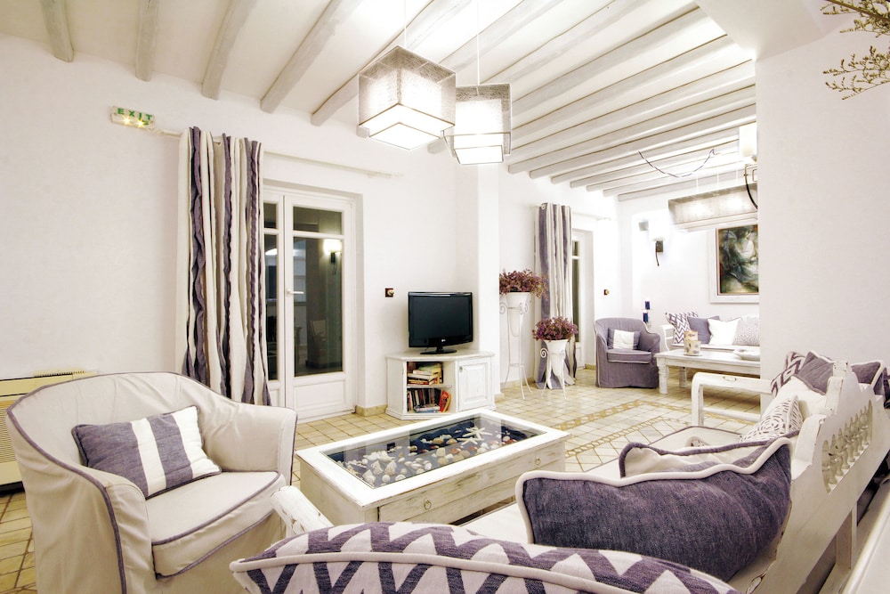 Pelican Bay Art Hotel 44/63