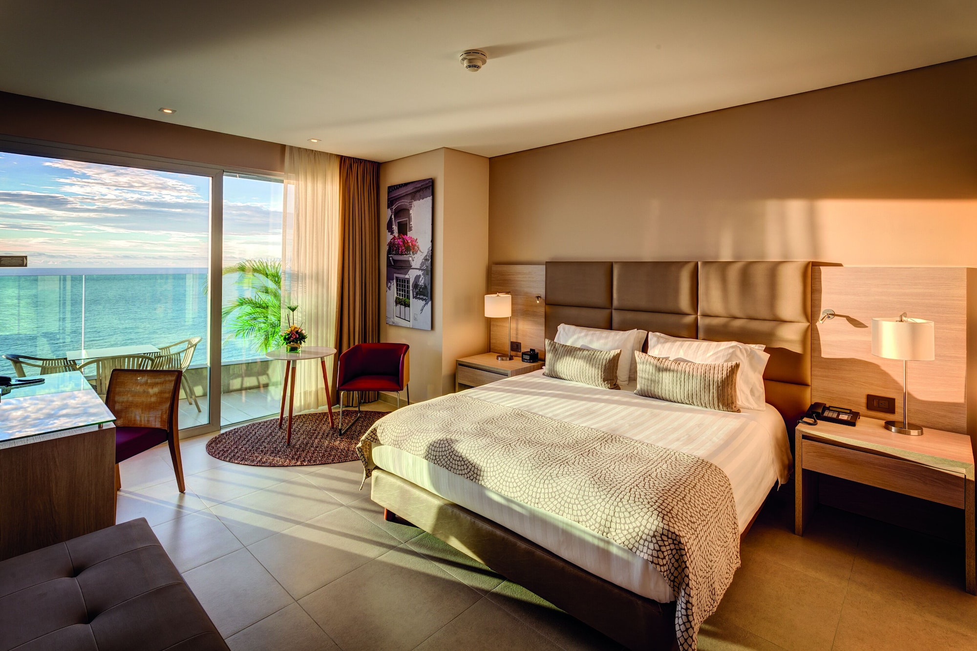 JUNIOR SUITE, KING BED, SOFA