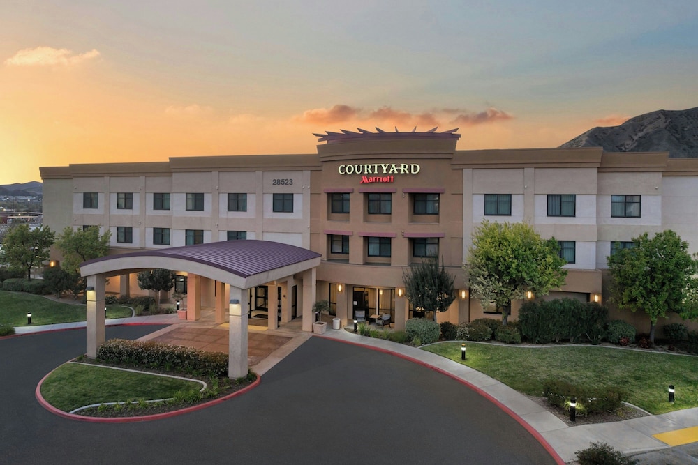Courtyard Santa Clarita Valencia 4/49