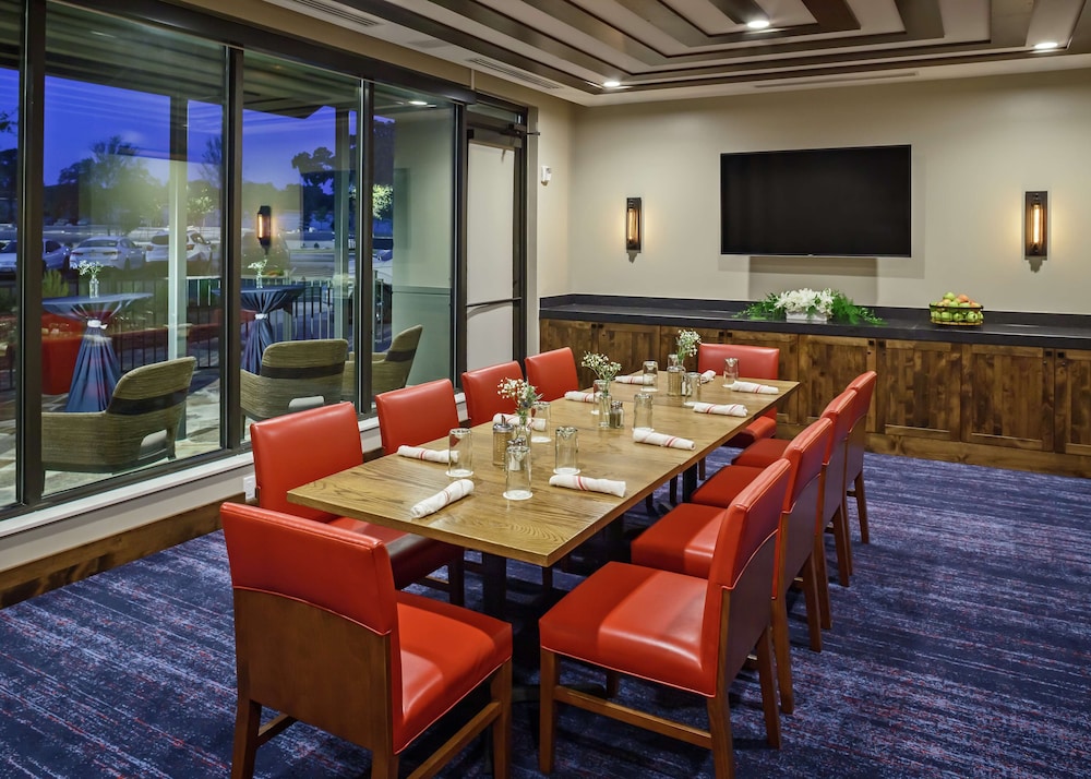 The Bevy Hotel Boerne A Doubletree By Hilton 42/46