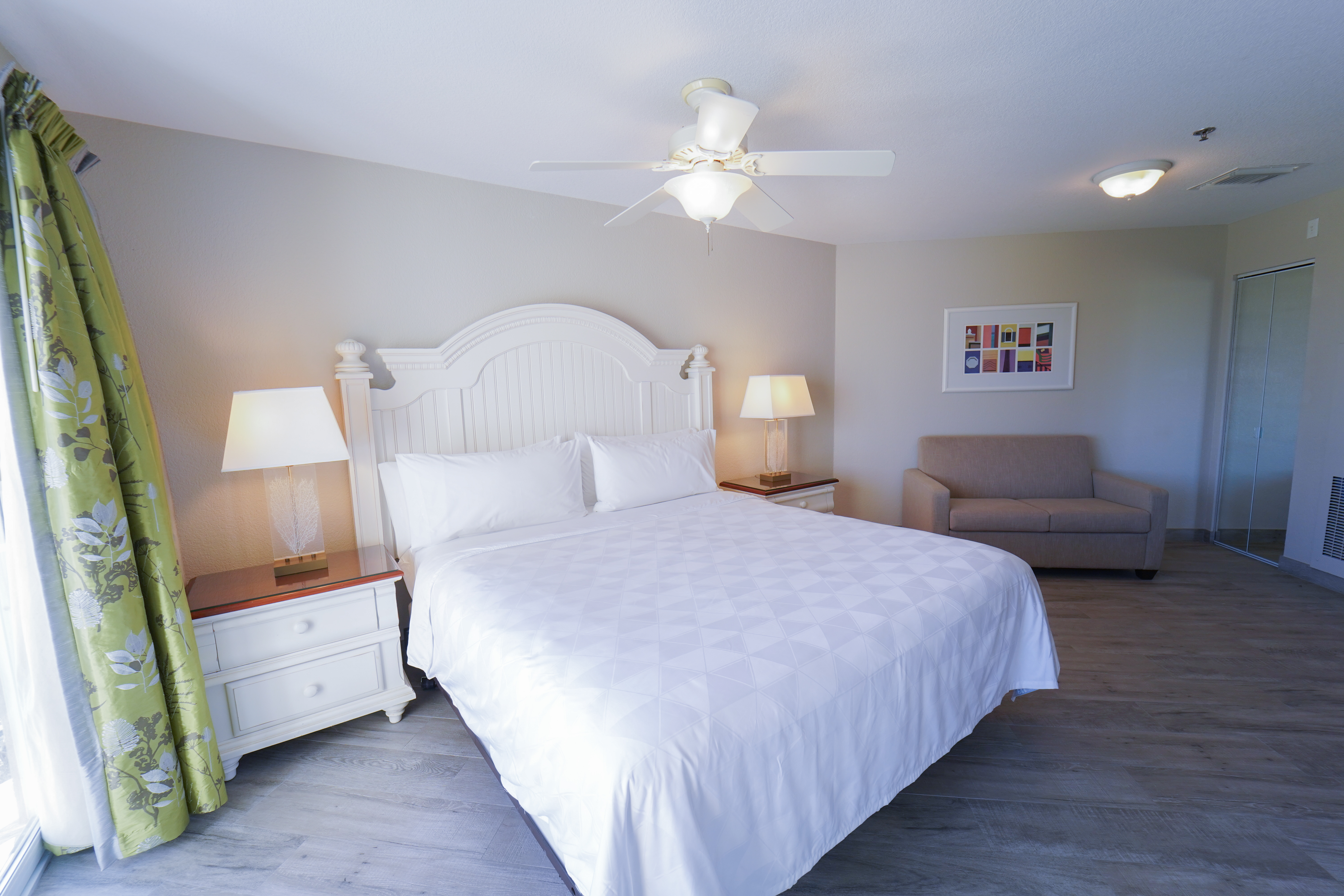 Studio, Suite, Queen Bed, Island View, Sofa