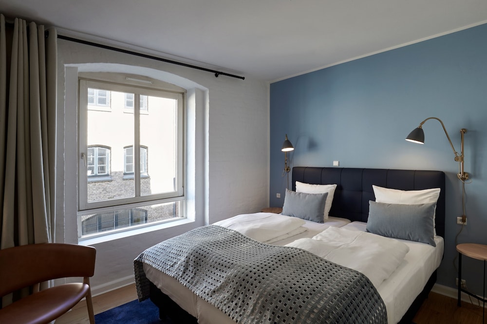 ROOM, TWIN BEDS