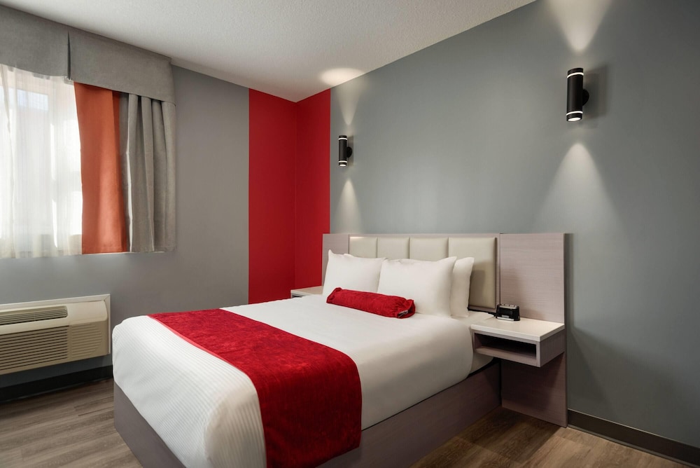 Ramada by Wyndham West Edmonton Hotel & Suites 28/45