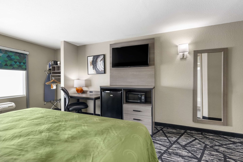ROOM, KING BED
