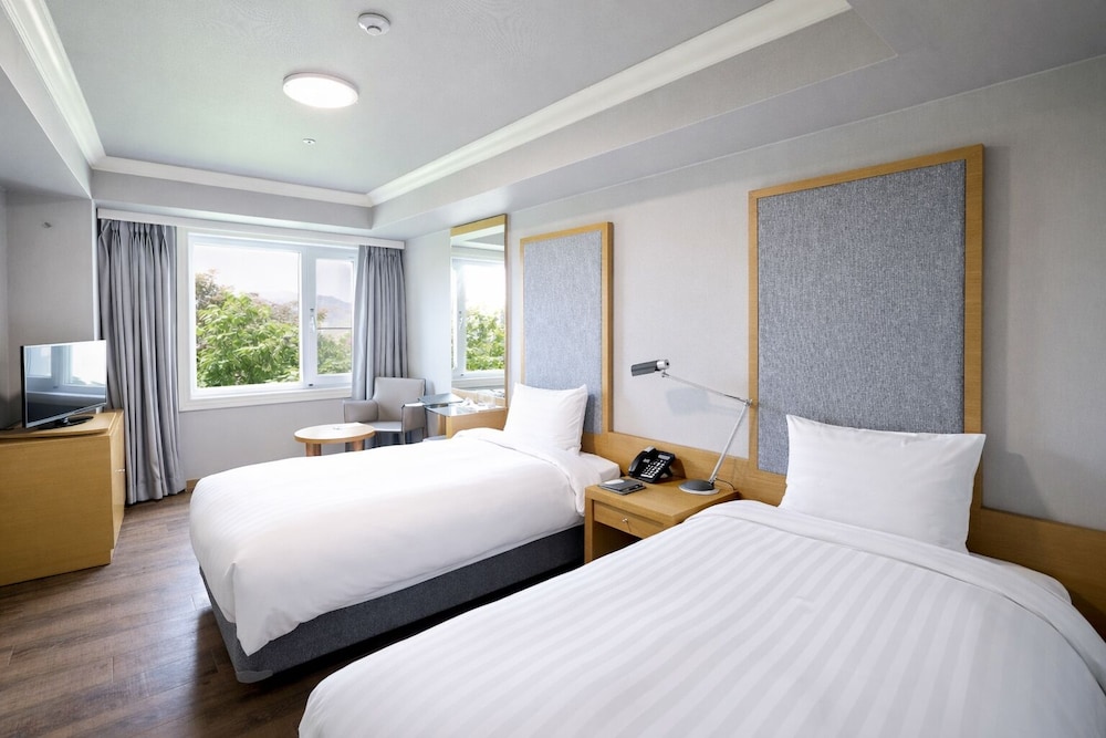 ROOM, TWIN BEDS