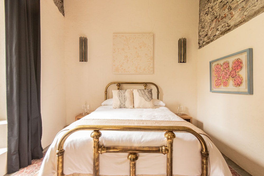 STANDARD, QUEEN BED