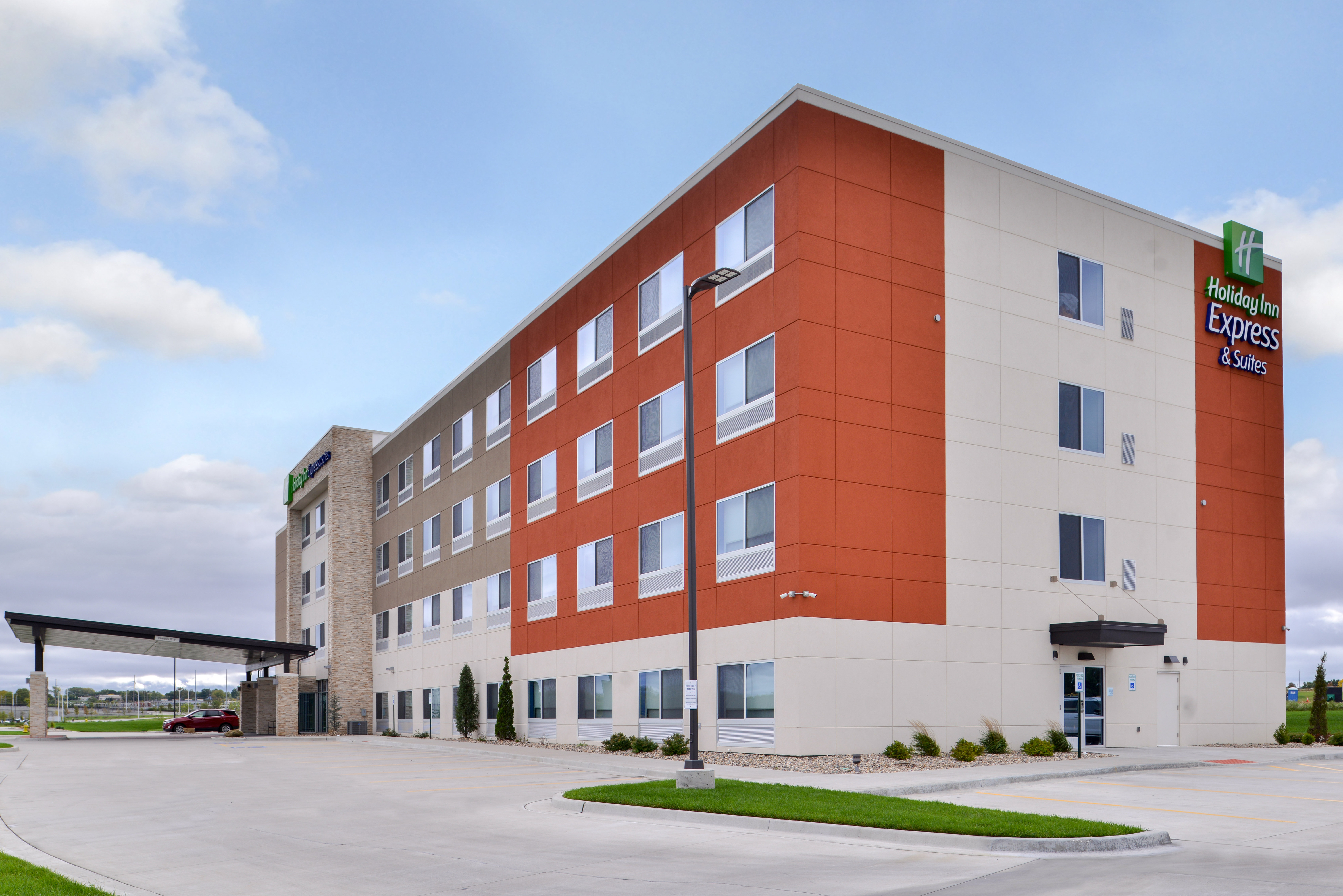 HOLIDAY INN EXPRESS & SUITES KANSAS CITY - LEE'S SUMMIT 30/30