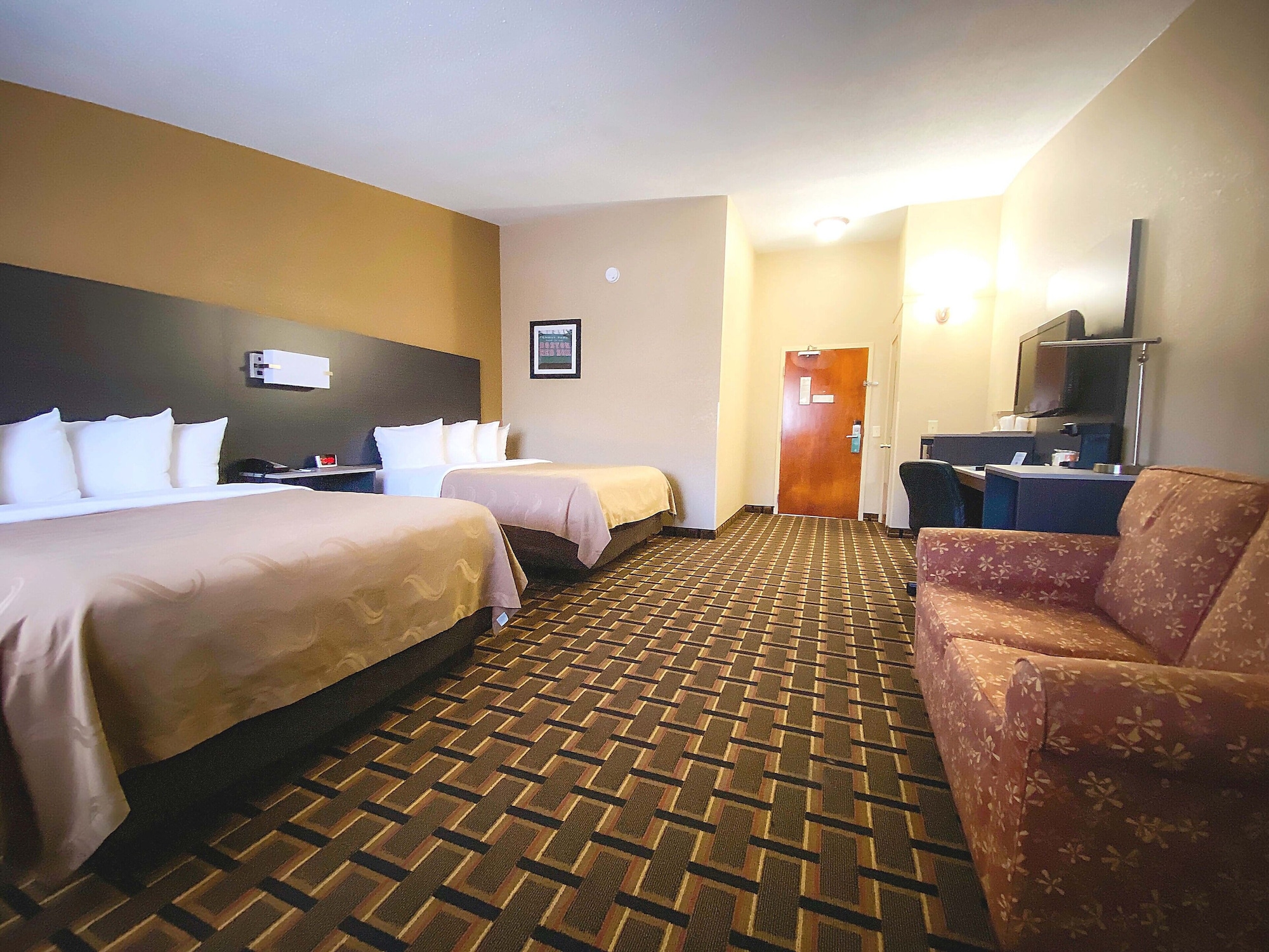 Standard, 2 Queen Beds, Sofa, Quality Inn Raynham - Taunton 8/10