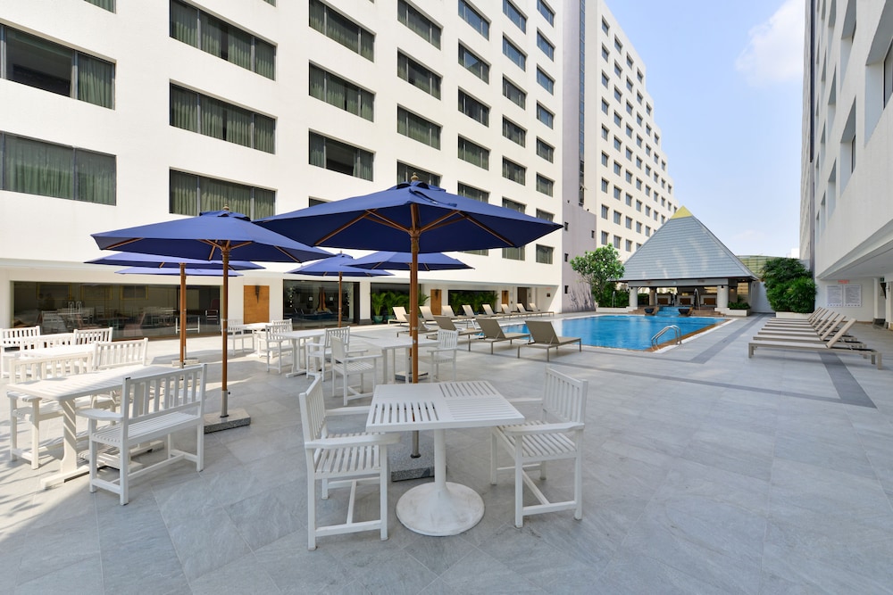 Twin Towers Hotel 67/68