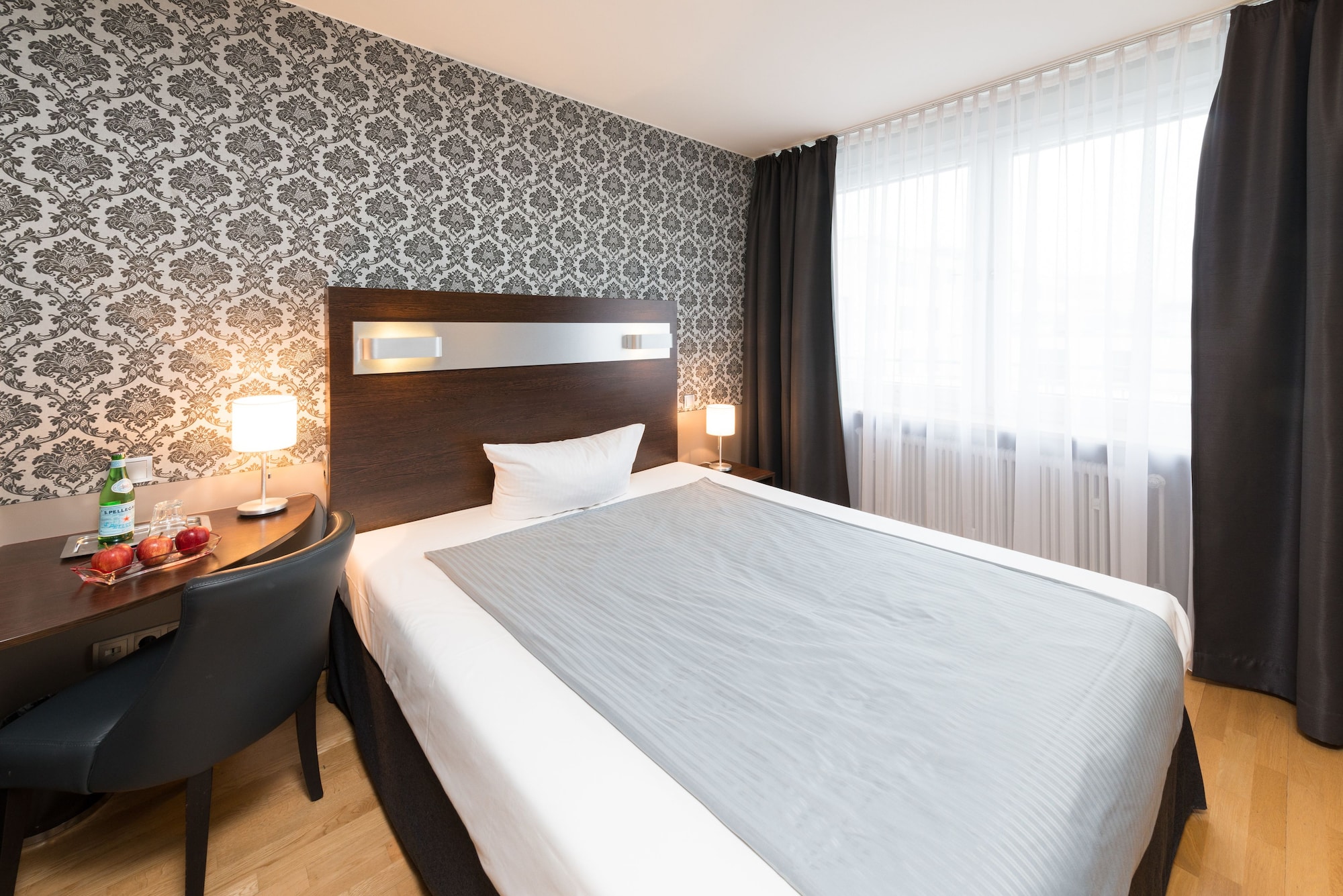 ROOM, SINGLE