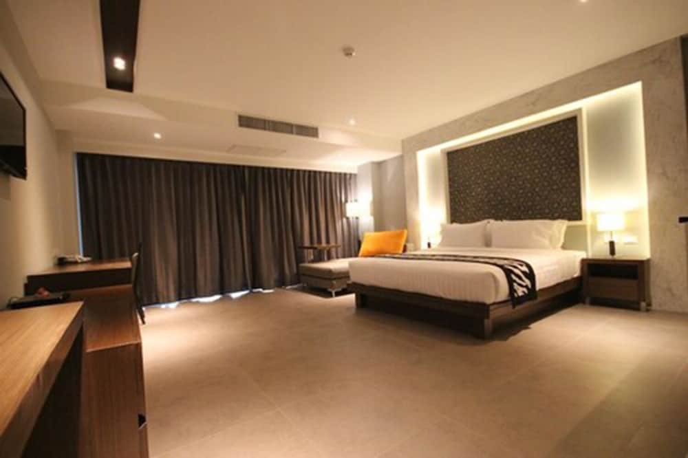 Season Five Hotel 12/53