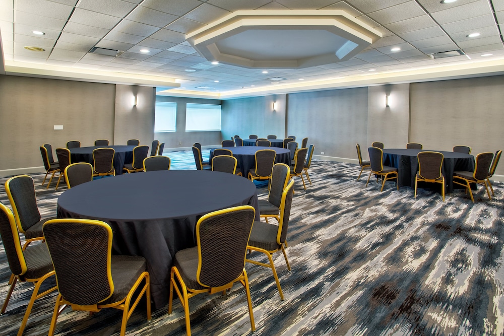 Crowne Plaza Chicago Northbrook 56/66