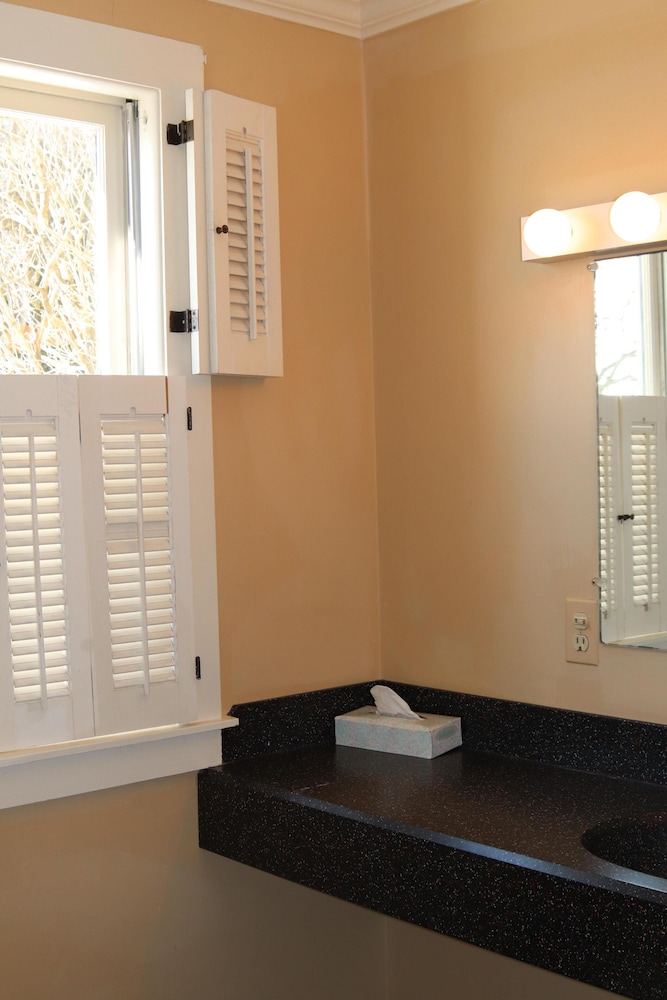 Turret, Premium, Single, Queen Bed, Colonial Front
