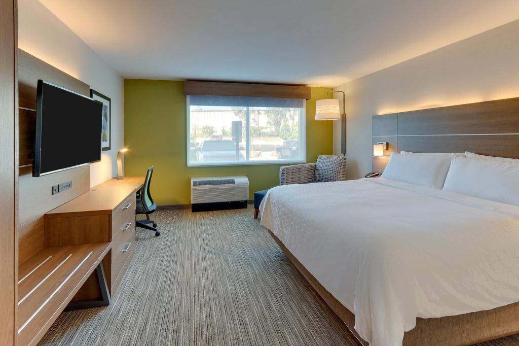 Standard, King Bed, Extra Floor Space, Accessible