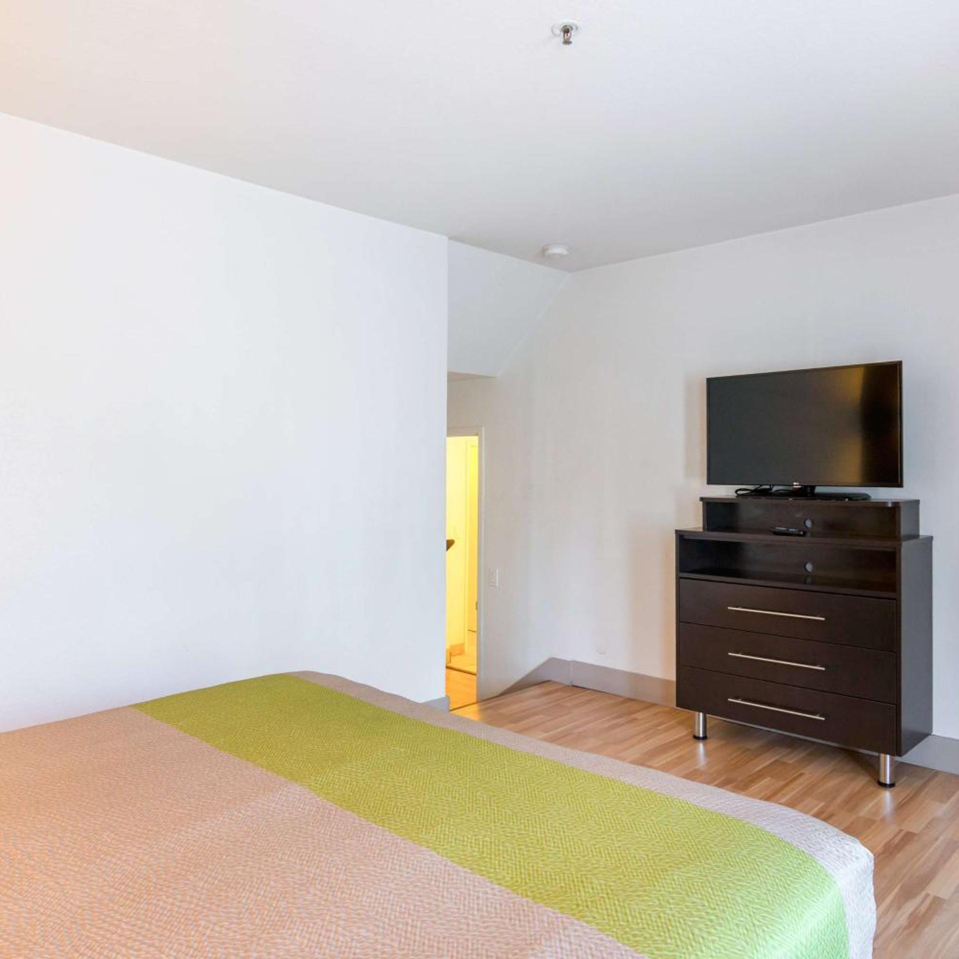 1 Queen Bed - Mob Acc RI Shwr Nsmk Micfridg 3/7