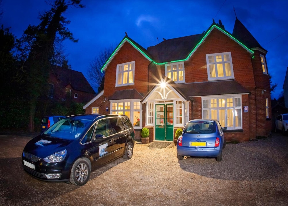 Gatwick Turret Guest House 5/45