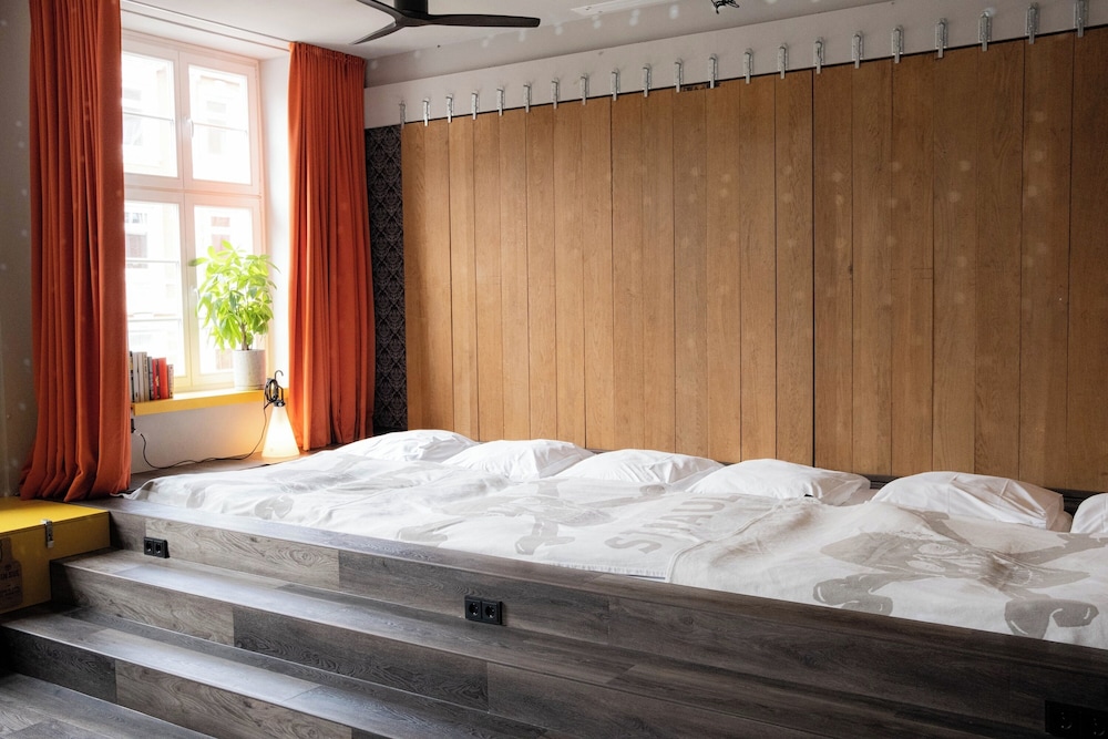 Rockstar, Suite, 6 Beds