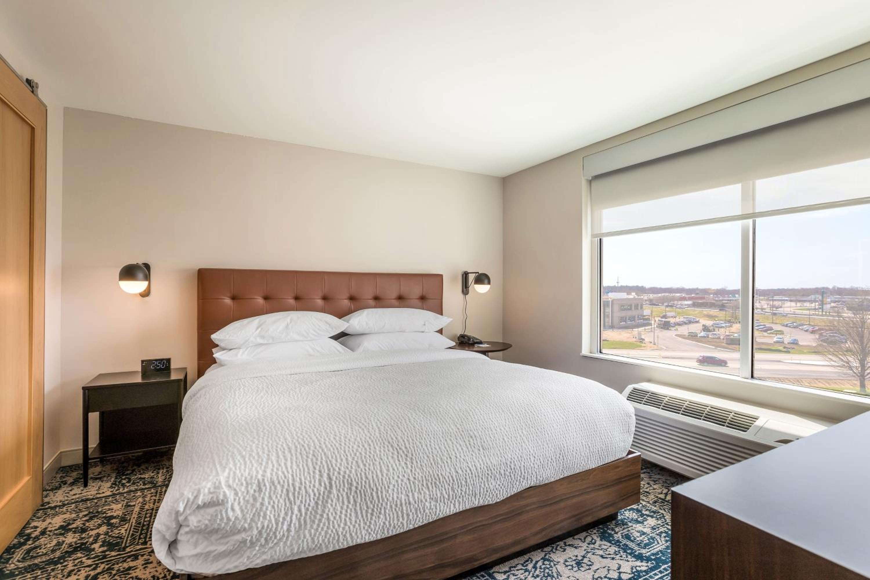 جناح كبير بسرير كينج بغرفة نوم واحدة مع أريكة، Four Points By Sheraton Elkhart 3/5