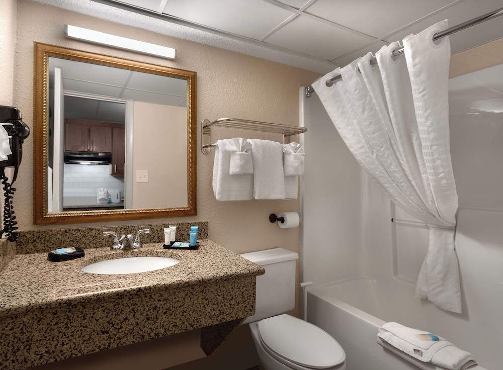 Tower, Suite, King Bed, Ocean Front، Sea Crest Oceanfront Resort 3/8