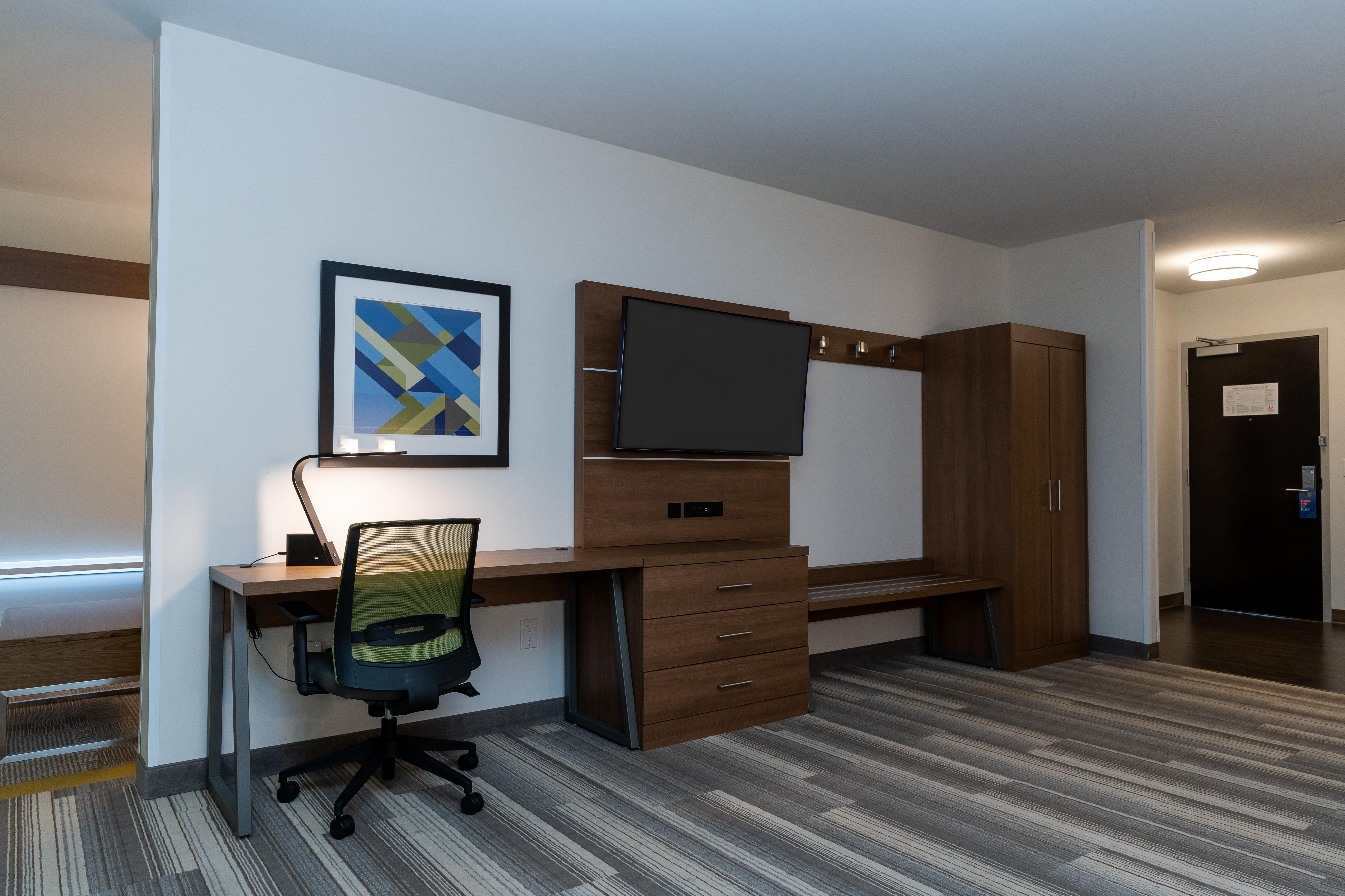 Holiday Inn Express And Suites Edmonton Sw Windermere 70/78