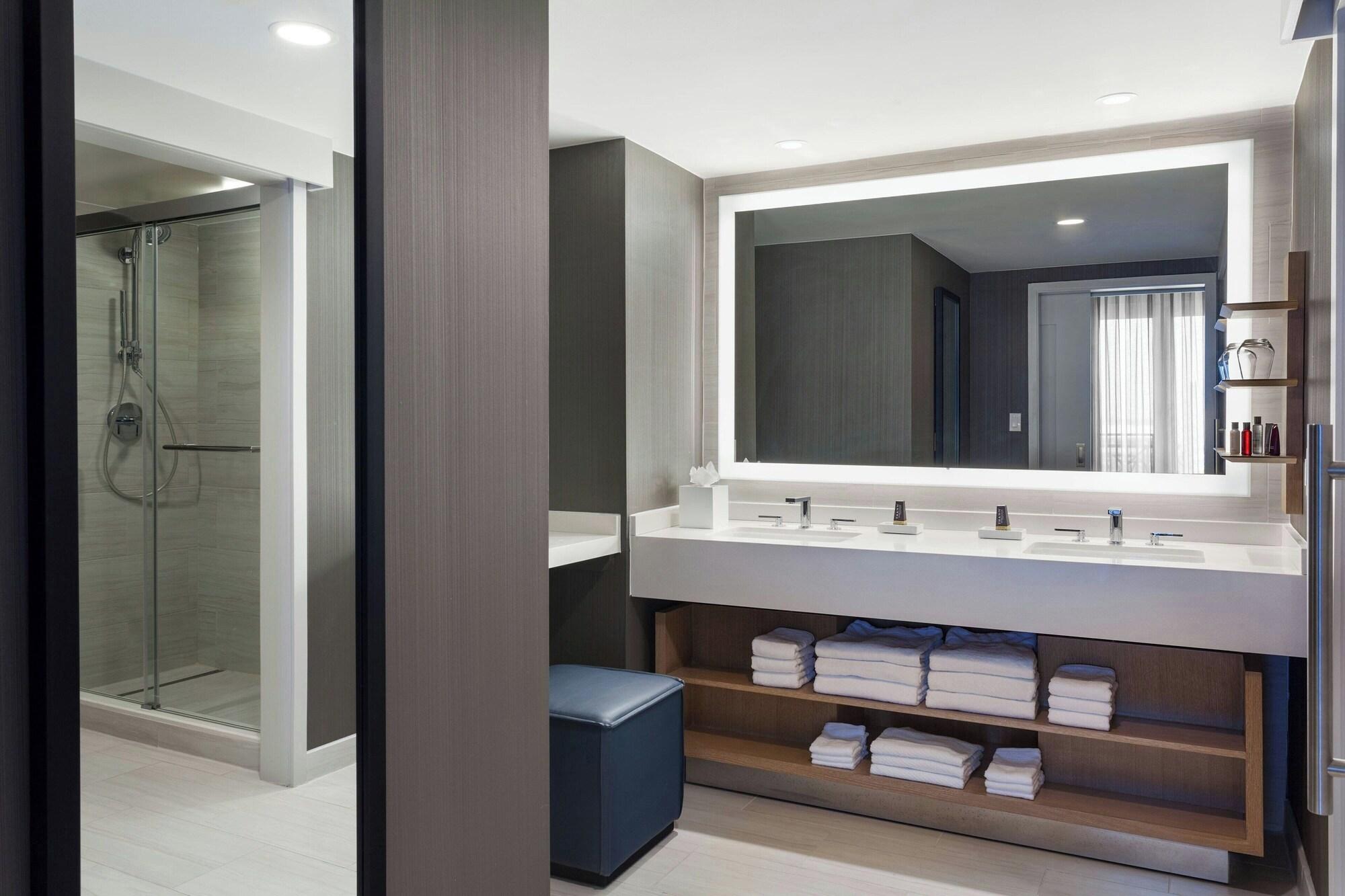 1 Bedroom, Suite, with View, Balcony