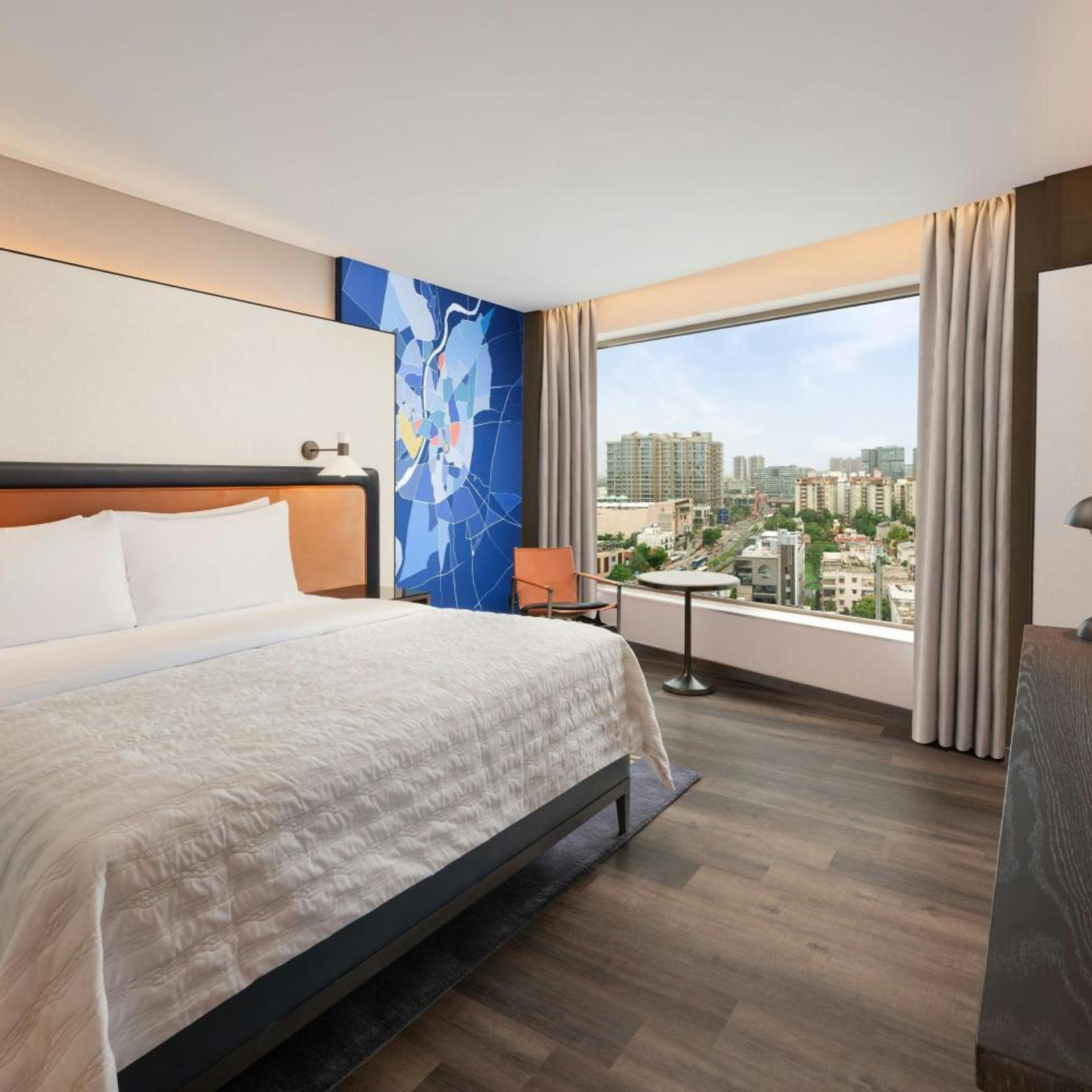 Signature, Suite, King Bed, City View, Concierge Level