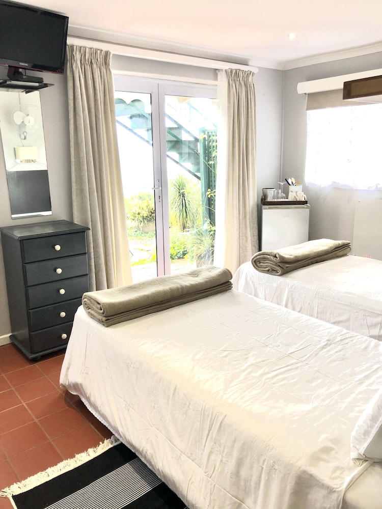 1 BEDROOM, DOUBLE OR TWIN BED, PARTIAL LAKE VIEW, GROUND FLOOR